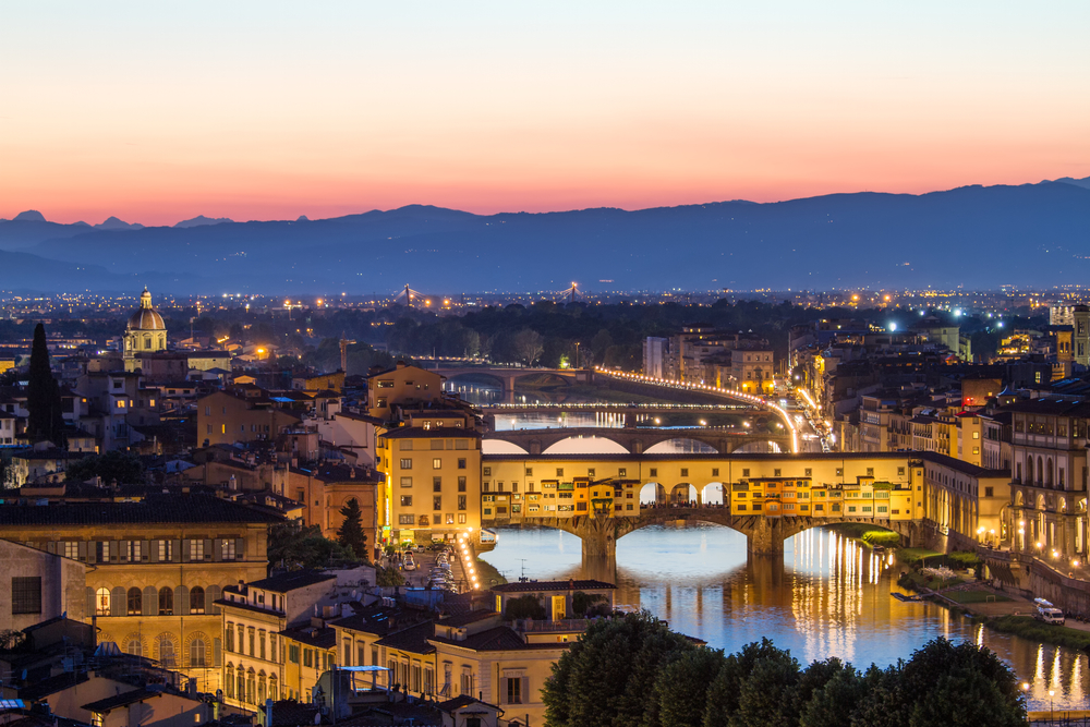 Vista nocturna del Ponte Vecchio