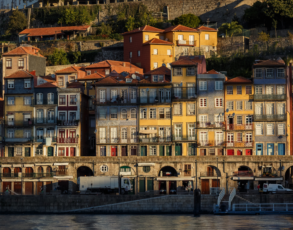 Porto-Häuser neben dem Fluss