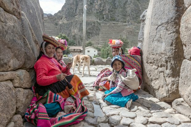 Mujeres y niños en ropa tradicional peruana