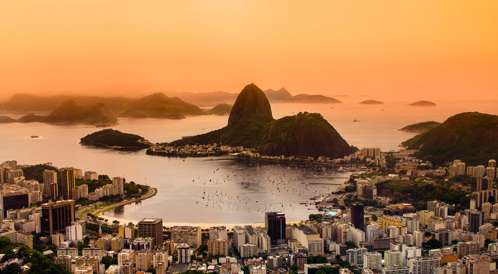 Luftaufnahme von Rio De Janeiro in einem orangefarbenen Sonnenuntergang