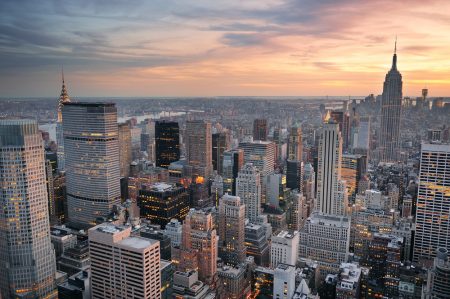Luftaufnahme der Skyline von New York City bei Sonnenuntergang mit bunten Wolken und Wolkenkratzern von Midtown Manhattan.