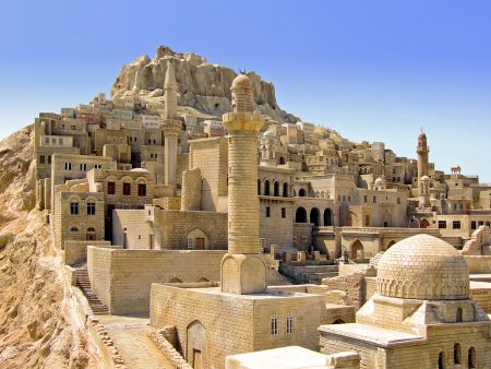 Alte mittelalterliche Stadt im Nahen Osten auf dem Hügel