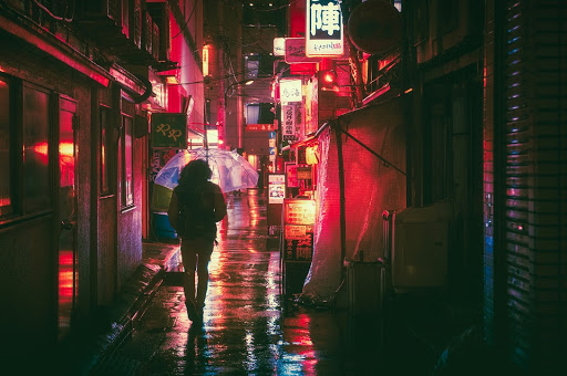 Rue de nuit avec néons rouges